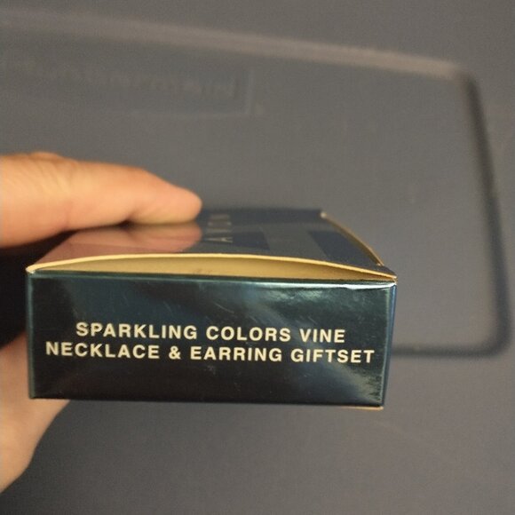 NIB!!! VINTAGE AVON SPARKLING COLORS VINE NECKLACE & EARRINGS SET - Picture 2 of 3